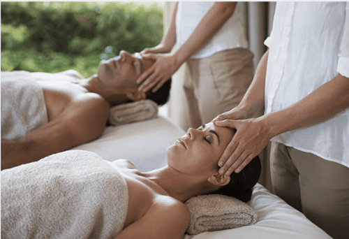 Laissez-vous guider dans un instant de détente intense avec votre partenaire lors d'un massage en duo